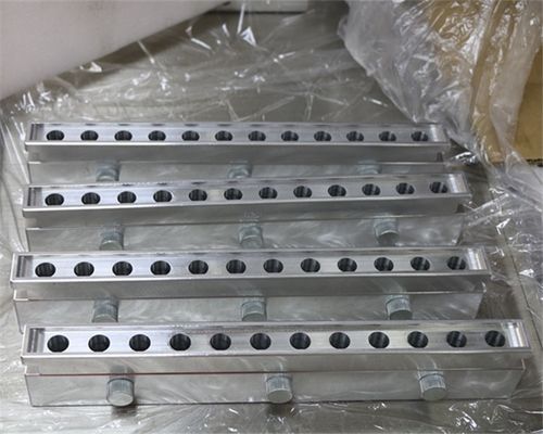 लिपस्टिक उत्पादन लाइन लिपस्टिक 12 छेद पक्षी-नाक एल्यूमीनियम मोल्ड चांदी साफ करने में आसान