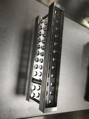 24 छेद कस्टम लिपस्टिक मोल्ड V आकार का Diy लिपस्टिक मोल्ड एल्यूमीनियम मिश्र धातु