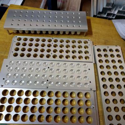 48 छेद कस्टम लिपस्टिक मोल्ड गर्म भरने 1-2 मोल्ड प्रति मिनट