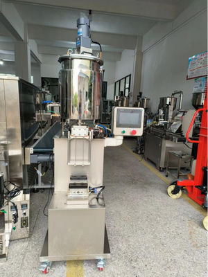 अर्ध-स्वचालित छोटे टर्नटेबल डबल हेड मस्करा और लिपग्लॉस मात्रात्मक भरने की मशीन