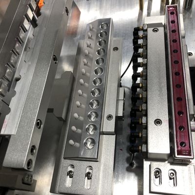 स्वचालित 12 छेद लिपबालम एल्यूमीनियम मोल्ड डेमोल्डिंग मशीन